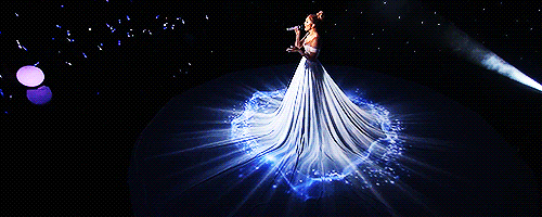 当3D全息投影裙子和灯光的完美应用，让舞台上的